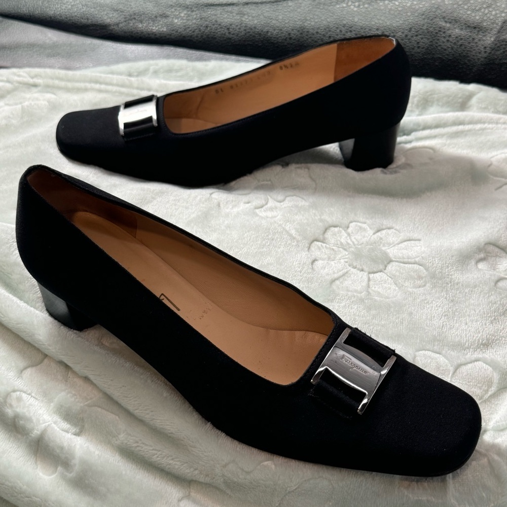 Salvatore Ferragamo black fabric pumps silver logo hardware VTG heels 8 1/2 2A